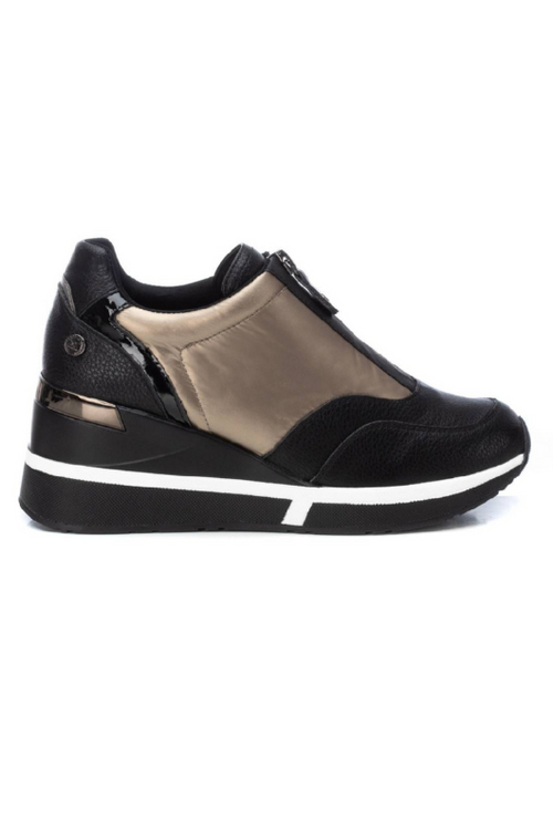 An image of the Xti Ankle Trainers in Black/Champagne.