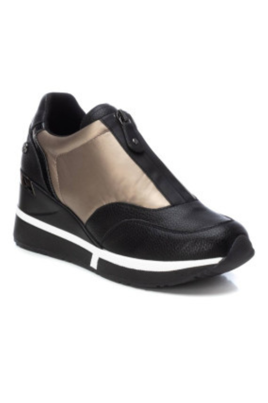 An image of the Xti Ankle Trainers in Black/Champagne.