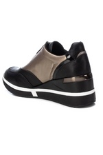 An image of the Xti Ankle Trainers in Black/Champagne.