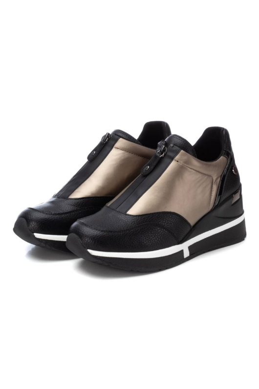 An image of the Xti Ankle Trainers in Black/Champagne.