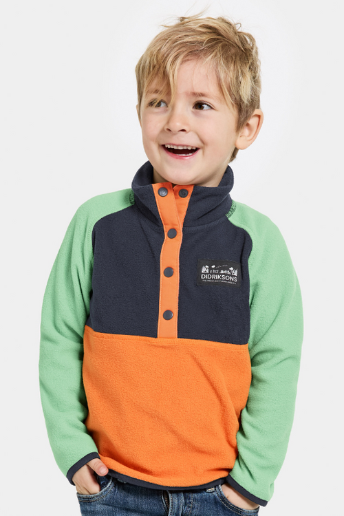 An image of the Didriksons Monte Kids Half Button Fleece in Orange Jam.