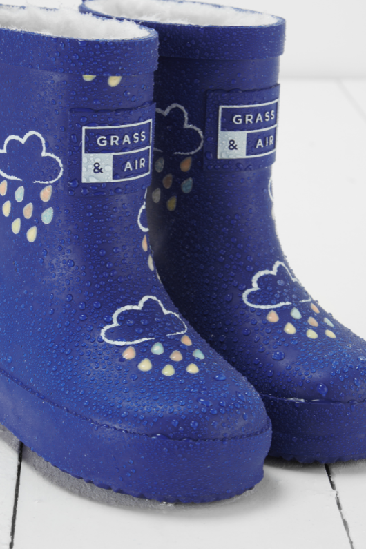 An image of the Grass & Air Colour Changing Kids Wellies in Inky Blue.