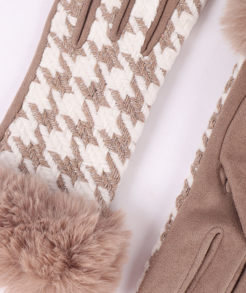 An image of the Pia Rossini Kandi Gloves in Beige.