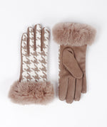 An image of the Pia Rossini Kandi Gloves in Beige.